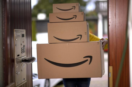 „Loteria pachetelor nedesfacute”. Un magazin din Bruxelles vinde la kilogram colete Amazon sigilate care nu au mai fost vrute sau au fost ratacite - VIDEO