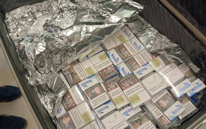 Planul esuat a trei moldoveni: Si-au ticsit valiza cu tigari si erau pregatiti pentru decolare spre Londra, dar au fost prinsi - FOTO Planul esuat a trei moldoveni: Si-au ticsit valiza cu tigari si erau pregatiti pentru decolare spre Londra, dar au fost prinsi - FOTO