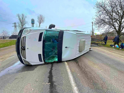 Un microbuz s-a rasturnat, dupa ce s-a ciocnit cu un alt autoturism, pe o sosea din Riscani. Cine a avut de suferit - FOTO