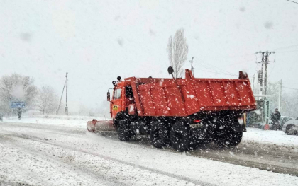 Ninge pe drumurile Republicii Moldova. Drumarii intervin cu utilaje - FOTO Ninge pe drumurile Republicii Moldova. Drumarii intervin cu utilaje - FOTO