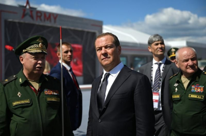 Dmitri Medvedev ii ameninta pe liderii ucraineni, dupa atacul de la sala de concerte din Moscova: „Moarte pentru moarte”
Dmitri Medvedev ii ameninta pe liderii ucraineni, dupa atacul de la sala de concerte din Moscova: „Moarte pentru moarte”
