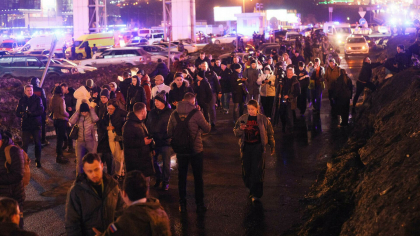 Scene terifiante la Moscova, dupa atentat. „Multe mame au fost gasite moarte tinandu-si copiii la piept"
Scene terifiante la Moscova, dupa atentat. „Multe mame au fost gasite moarte tinandu-si copiii la piept"