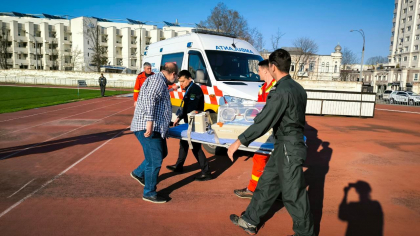 Bebelus de doua luni, diagnosticat cu meningita - transferat cu elicopterul SMURD de la Chisinau la Iasi - FOTO
