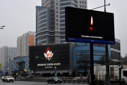 Imagini din Rusia unde e zi de doliu national dupa atacul terorist. Steagurile au fost coborate in berna. Cautarile victimelor continua Imagini din Rusia unde e zi de doliu national dupa atacul terorist. Steagurile au fost coborate in berna. Cautarile victimelor continua