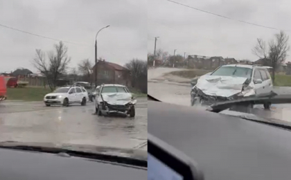 Accident in capitala. O masina - grav avariata. Imagini surprinse de martori - VIDEO Accident in capitala. O masina - grav avariata. Imagini surprinse de martori - VIDEO