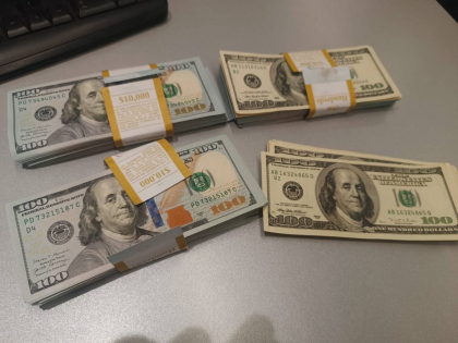 Au incercat sa treaca frontiera cu mii de dolari nedeclarati, pe Aeroportul International Chisinau. Doua femei - cercetate penal - FOTO Au incercat sa treaca frontiera cu mii de dolari nedeclarati, pe Aeroportul International Chisinau. Doua femei - cercetate penal - FOTO