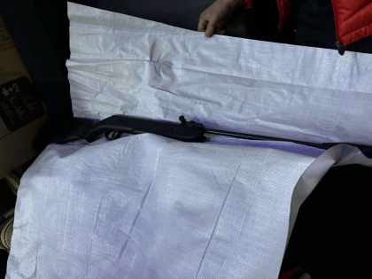 A incercat sa treaca frontiera cu o arma pneumatica, fara a o declara. Un barbat - documentat la vama Leuseni - FOTO