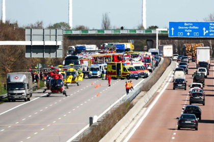 Accident grav in Germania. Cel putin cinci oameni au murit, dupa ce un autocar s-a rasturnat pe o autostrada - FOTO Accident grav in Germania. Cel putin cinci oameni au murit, dupa ce un autocar s-a rasturnat pe o autostrada - FOTO