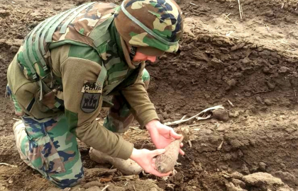 O bombă de aruncător din perioada celui de-al Doilea Război Mondial, descoperită în urma unor lucrări agricole, la Leova - FOTO O bombă de aruncător din perioada celui de-al Doilea Război Mondial, descoperită în urma unor lucrări agricole, la Leova - FOTO