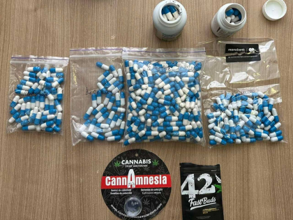  A incercat sa treaca frontiera cu seminte de canabis si mai multe pastile, fara a le declara. O femeie - documentata la vama Palanca - FOTO