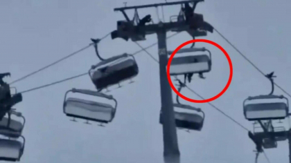 Momentul în care mai multe telecabine sunt suflate de vânt într-o stațiune de schi din Italia. Cinci oameni au rămas blocați, iar o persoană, transportată la spital - VIDEO
