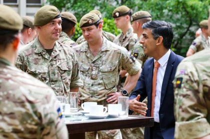 Armata britanică renunţă la interdicţia privind purtarea bărbii
Armata britanică renunţă la interdicţia privind purtarea bărbii