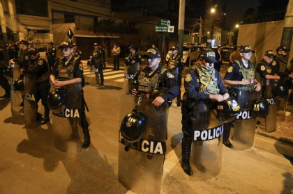 Ceasuri Rolex, căutate la reședința preşedintei peruane Dina Boluarte. Polițiștii au spart ușa cu „berbecul” - VIDEO