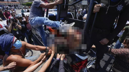 O femeie suspectată că a omorât o fetiță de 8 ani a fost ucisă în bătaie de o mulțime furioasă, sub ochii polițiștilor dintr-un oraș mexican O femeie suspectată că a omorât o fetiță de 8 ani a fost ucisă în bătaie de o mulțime furioasă, sub ochii polițiștilor dintr-un oraș mexican