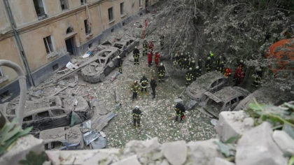 Atacuri rusești în Liov, o persoană a murit. Infrastructuri energetice au fost lovite peste noapte în sud
Atacuri rusești în Liov, o persoană a murit. Infrastructuri energetice au fost lovite peste noapte în sud