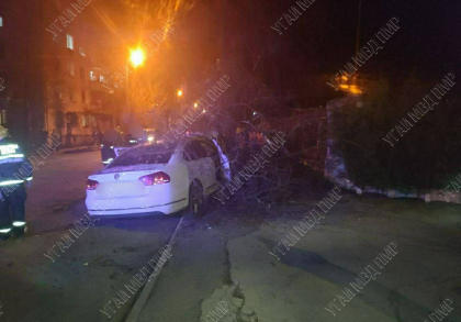 A fugit de poliție, dar s-a izbit într-un copac. Un tânar, prins băut la volan - FOTO