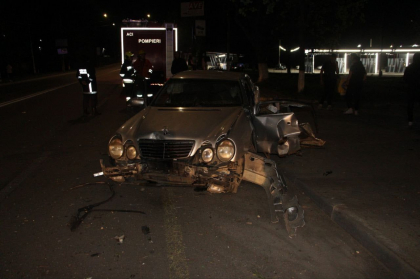 Accident grav la Ungheni. Un șofer a ajuns la spital, după ce mașina în care se afla s-a lovit de un alt automobil și a ajuns într-un pilon - FOTO Accident grav la Ungheni. Un șofer a ajuns la spital, după ce mașina în care se afla s-a lovit de un alt automobil și a ajuns într-un pilon - FOTO