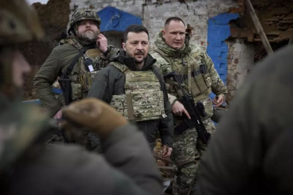 Ucraina tocmai a redus vârsta de recrutare la 25 de ani, pentru a-și spori numărul de soldați. Nu va fi suficient, avertizează analiștii Ucraina tocmai a redus vârsta de recrutare la 25 de ani, pentru a-și spori numărul de soldați. Nu va fi suficient, avertizează analiștii