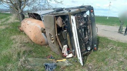 Accident grav în stânga Nistrului. Un camion s-a răsturnat și a zburat de pe șosea, în timp ce șoferul vorbea la telefon - FOTO Accident grav în stânga Nistrului. Un camion s-a răsturnat și a zburat de pe șosea, în timp ce șoferul vorbea la telefon - FOTO