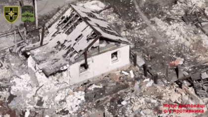 Explozie impresionantă. O casă întreagă ocupată de ruși în Donețk a fost distrusă cu o singură dronă intrată pe geam - VIDEO