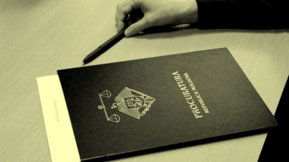 Un deținut, condamnat la 22 de ani de închisoare pentru escrocherii. Crea relații amoroase pe internet și șantaja femeile cu poze intime