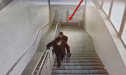 Doi bărbați, reținuți după ce au furat bani și telefoane din genți și buzunare. Moment, surprins de camerele de supraveghere - VIDEO
