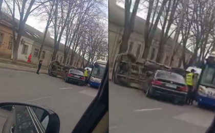 Un Mercedes s-a răsturnat, în urma unui accident, în capitală. Martor: „Este implicat și un troleibuz” - VIDEO Un Mercedes s-a răsturnat, în urma unui accident, în capitală. Martor: „Este implicat și un troleibuz” - VIDEO