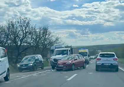 Accident pe șoseaua Balcani. Doi copii au avut nevoie de ingrijiri medicale, după ce o mașină s-a lovit de o camionetă. Imagini de la locul impactului - VIDEO Accident pe șoseaua Balcani. Doi copii au avut nevoie de ingrijiri medicale, după ce o mașină s-a lovit de o camionetă. Imagini de la locul impactului - VIDEO