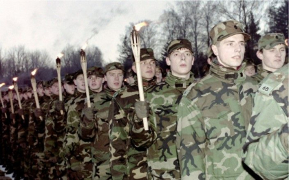 Vecinii Rusiei se roagă de aliații NATO să reintroducă serviciul militar obligatoriu (BBC) Vecinii Rusiei se roagă de aliații NATO să reintroducă serviciul militar obligatoriu (BBC)