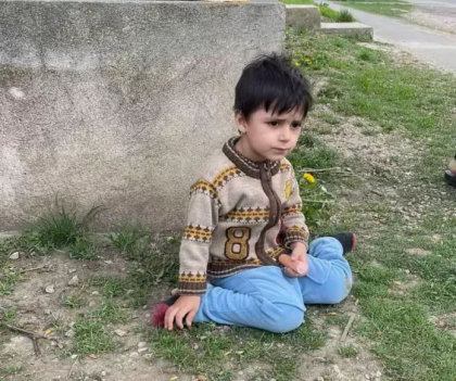 Un copil fără părinți - găsit într-un sat din Sîngerei. Cine îl cunoaște este îndemnat să anunțe autoritățile - FOTO Un copil fără părinți - găsit într-un sat din Sîngerei. Cine îl cunoaște este îndemnat să anunțe autoritățile - FOTO