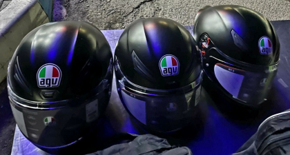 Căști de protecție pentru motociclete, ascunse sub bancheta automobilului. Ce spun angajații Serviciului vamal