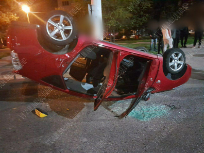 Un șofer de taxi a ajuns la spital, după ce s-a lovit cu un alt automobil, condus de un tânăr în stare de ebrietate, la Tighina - FOTO