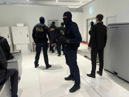 Un fost șef interimar al Postului vamal Chişinău, cercetat de CNA, a ajuns pe banca acuzaților pentru trafic de influență și corupere activă Un fost șef interimar al Postului vamal Chişinău, cercetat de CNA, a ajuns pe banca acuzaților pentru trafic de influență și corupere activă