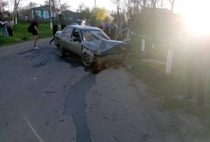 Un șofer - reținut, după ce a urcat băut criță la volan și s-a lovit cu mașina de o motocicletă, la Soroca. Motociclistul și pasagerul de 16 ani au ajuns la spital. Precizările poliției - FOTO 