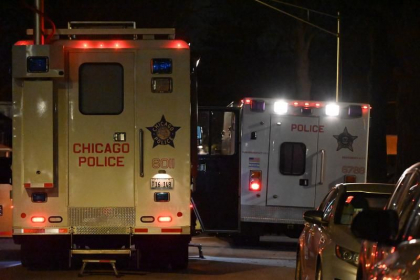 Patru polițiști din Chicago au tras aproape 100 de gloanțe în mai puțin de un minut spre un suspect oprit în trafic Patru polițiști din Chicago au tras aproape 100 de gloanțe în mai puțin de un minut spre un suspect oprit în trafic