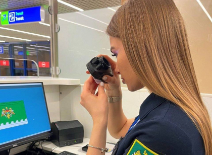 Au încercat să treacă frontiera cu documente falsificate. Doi pasageri, prinși pe Aeroportul Internațional Chisinau Au încercat să treacă frontiera cu documente falsificate. Doi pasageri, prinși pe Aeroportul Internațional Chisinau