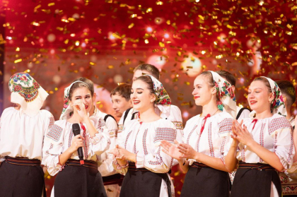 Ansamblul din Heciul Nou care a făcut furori la Românii au Talent va primi 1,3 milioane de lei pentru reparația sălii unde se antrenează dansatorii Ansamblul din Heciul Nou care a făcut furori la Românii au Talent va primi 1,3 milioane de lei pentru reparația sălii unde se antrenează dansatorii