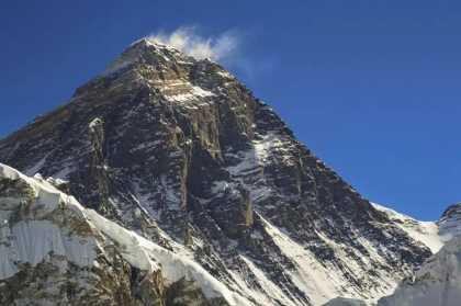 Armata nepaleză a început o campanie de colectare a tonelor de gunoaie și cadavrelor de pe Everest
Armata nepaleză a început o campanie de colectare a tonelor de gunoaie și cadavrelor de pe Everest