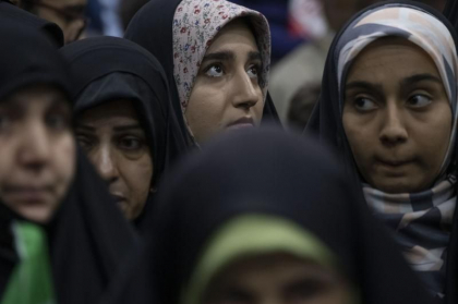 Iranul anunță că va înăspri și mai mult măsurile împotriva femeilor care nu poartă hijabul
Iranul anunță că va înăspri și mai mult măsurile împotriva femeilor care nu poartă hijabul