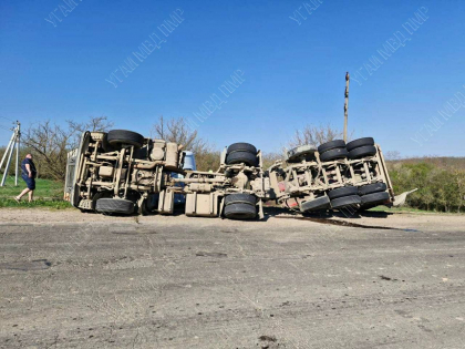 Un șofer a ajuns la spital, după ce camionul în care se afla s-a răsturnat, la Grigoriopol - FOTO