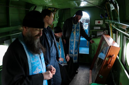 Procesiune religioasă din avion în Rusia: Preoții ruși s-au rugat dintr-un Antonov An-2 pentru ca inundațiile să se oprească - VIDEO Procesiune religioasă din avion în Rusia: Preoții ruși s-au rugat dintr-un Antonov An-2 pentru ca inundațiile să se oprească - VIDEO