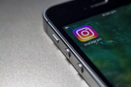Instagram va testa funcţii care blurează mesajele care conţin nuditate, pentru a proteja adolescenţii
