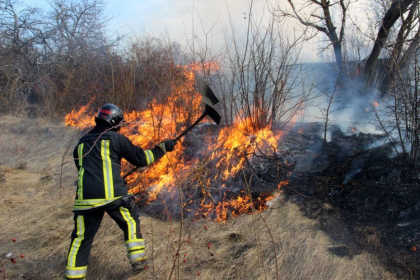 58 de persoane - sancționate ca urmare a incendierii intenționate a vegetației uscate. Precizările IGSU 58 de persoane - sancționate ca urmare a incendierii intenționate a vegetației uscate. Precizările IGSU