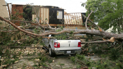SUA, lovite de tornade puternice. Mai multe case au fost inundate, copacii au fost smulși din rădăcini SUA, lovite de tornade puternice. Mai multe case au fost inundate, copacii au fost smulși din rădăcini