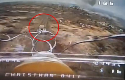 Un cart de golf condus de soldați ruși era luat în vizor de o dronă kamikaze. Apoi a avut loc o „detonare prematură” - VIDEO