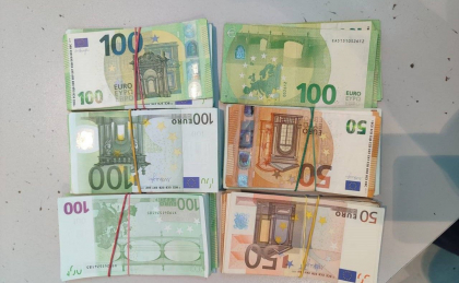 O moldoveancă a rămas fără „avere” pe Aeroportul din Chișinău. Nu a declarat banii la vama - FOTO O moldoveancă a rămas fără „avere” pe Aeroportul din Chișinău. Nu a declarat banii la vama - FOTO