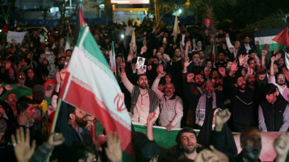 Mii de persoane au ieşit pe străzile din Iran în semn de susţinere pentru atacul asupra Israelului - VIDEO Mii de persoane au ieşit pe străzile din Iran în semn de susţinere pentru atacul asupra Israelului - VIDEO