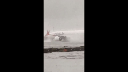 O furtună puternică a făcut ravagii în Dubai. Aeroportul s-a transformat într-un lac, iar zborurile au fost suspendate - VIDEO