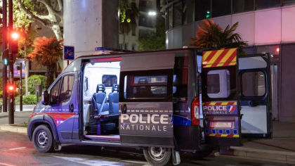 Atac armat într-un cartier din Franța. Mai mulți bărbați au început să tragă dintr-o mașină asupra unor tineri Atac armat într-un cartier din Franța. Mai mulți bărbați au început să tragă dintr-o mașină asupra unor tineri