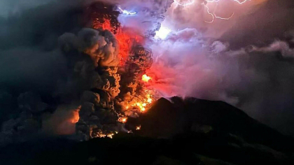 Fulgere violet în noapte și imagini desprinse parcă din altă lume. A erupt vulcanul Ruang, în Indonezia: ”Fugim, oameni buni!” - VIDEO Fulgere violet în noapte și imagini desprinse parcă din altă lume. A erupt vulcanul Ruang, în Indonezia: ”Fugim, oameni buni!” - VIDEO